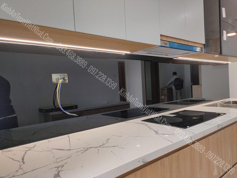 CTTB Kính Ốp Bếp Màu Đen thi công tại Việt Hưng - Long Biên 