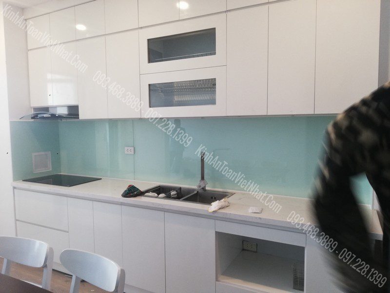CTTB Kính Ốp Bếp Trắng Xanh thi công tại Quán Thánh - Ba Đình