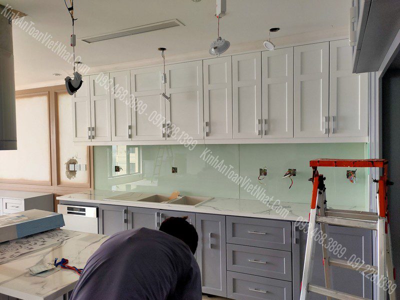 CTTB Kính Ốp Bếp Trắng Sữa thi công tại Ngã Tư Sở - Đống Đa