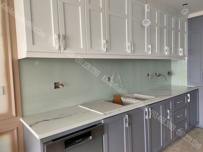 CTTB Kính Ốp Bếp Trắng Sữa thi công tại Ngã Tư Sở - Đống Đa