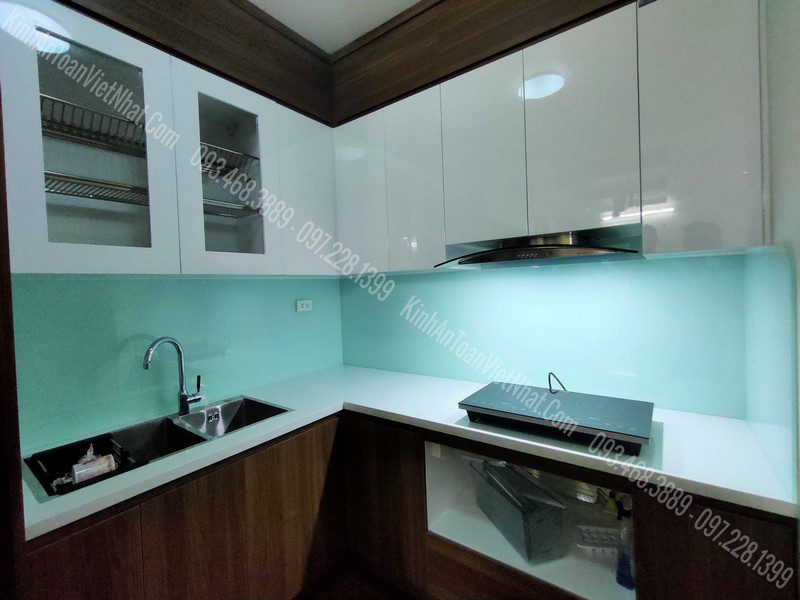 CTTB Kính Ốp Bếp Trắng Xanh thi công tại Mễ Trì - Từ Liêm
