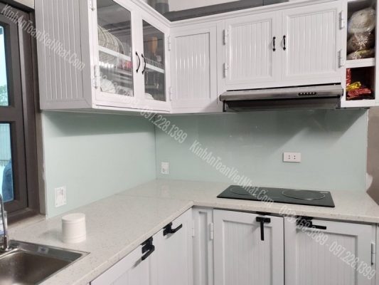 CTTB Kính Ốp Bếp Trắng Sữa thi công tại Ngọc Thuỵ - Long Biên