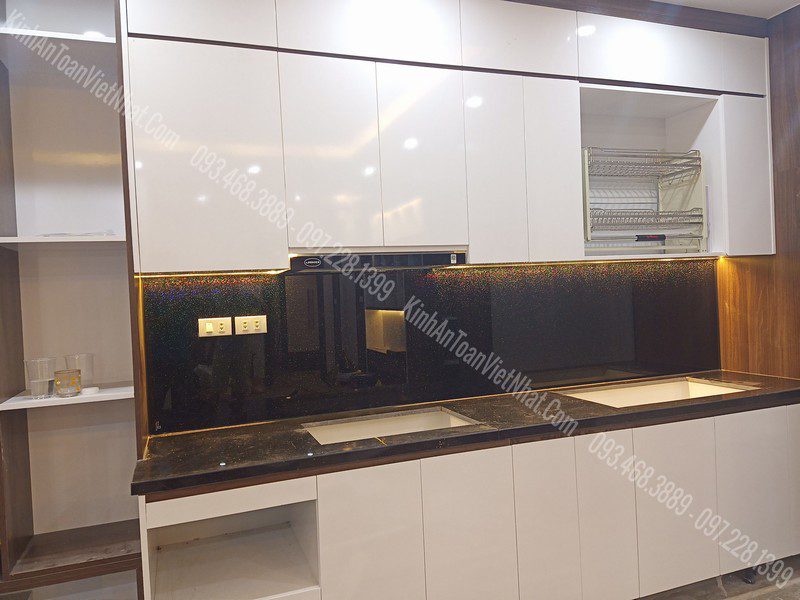 CTTB kính Ốp Bếp Kim Sa Đen thi công tại Yên Hoa - Cầu Giấy