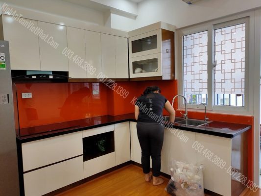CTTB kính Ốp Bếp Màu Cam thi công tại Tây Mỗ - Từ Liêm