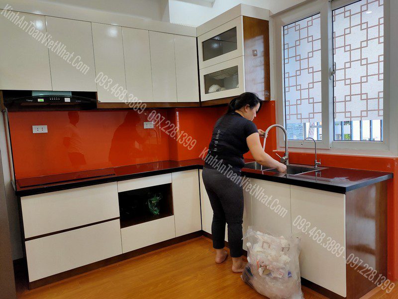 CTTB kính Ốp Bếp Màu Cam thi công tại Tây Mỗ - Từ Liêm