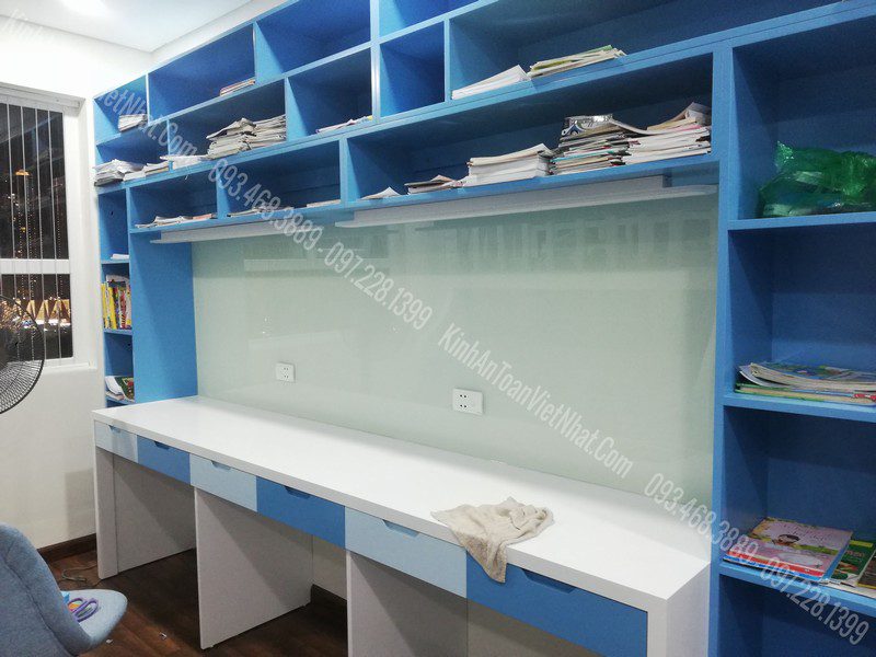 CTTB Kính Trang Trí Ốp Bàn Học Trắng Sữa lắp đặt tại Phương Liên - Đống Đa