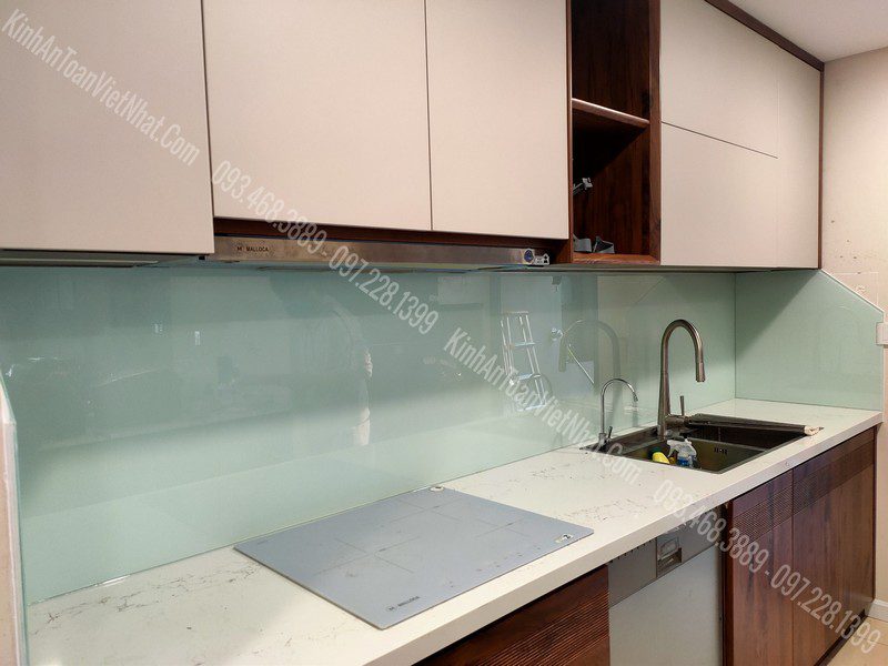 CTTB Kính Ốp Bếp Trắng Xanh thi công tại Trung Phụng - Đống Đa