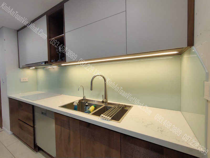 CTTB Kính Ốp Bếp Trắng Xanh thi công tại Trung Phụng - Đống Đa