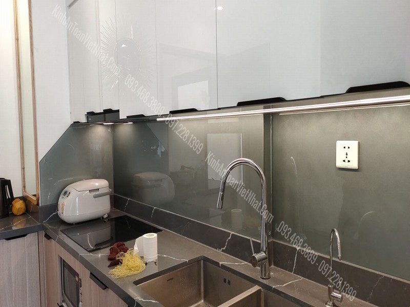 CTTB kính Ốp Bếp Màu Ghi thi công tại Mai Động - Hoàng Mai