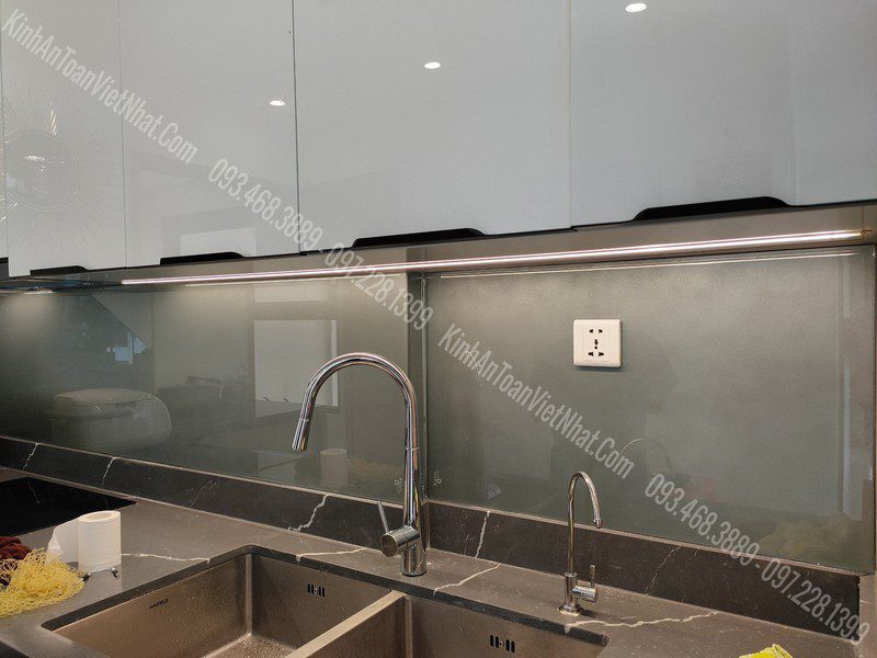 CTTB kính Ốp Bếp Màu Ghi thi công tại Mai Động - Hoàng Mai