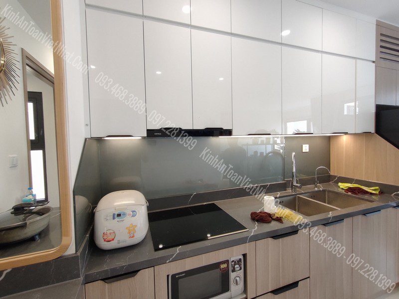 CTTB kính Ốp Bếp Màu Ghi thi công tại Mai Động - Hoàng Mai
