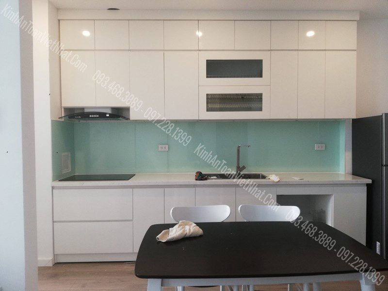 CTTB Kính Ốp Bếp Trắng Xanh thi công tại Quán Thánh - Ba Đình