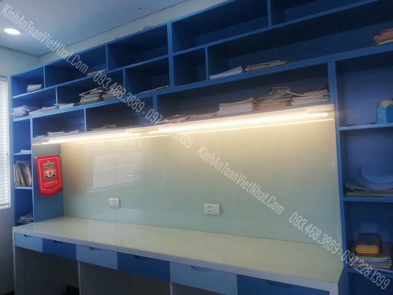 CTTB Kính Trang Trí Ốp Bàn Học Trắng Sữa lắp đặt tại Phương Liên - Đống Đa