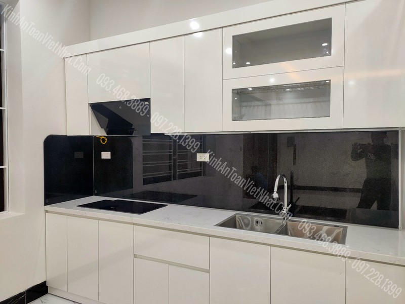 CTTB Kính Ốp Bếp Màu Đen thi công tại Nguyễn Trung Trực - Ba Đình