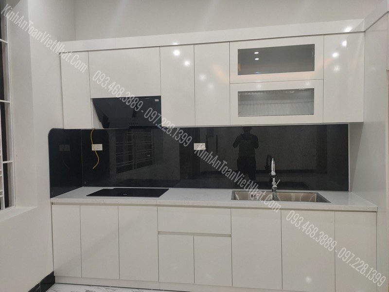CTTB Kính Ốp Bếp Màu Đen thi công tại Nguyễn Trung Trực - Ba Đình