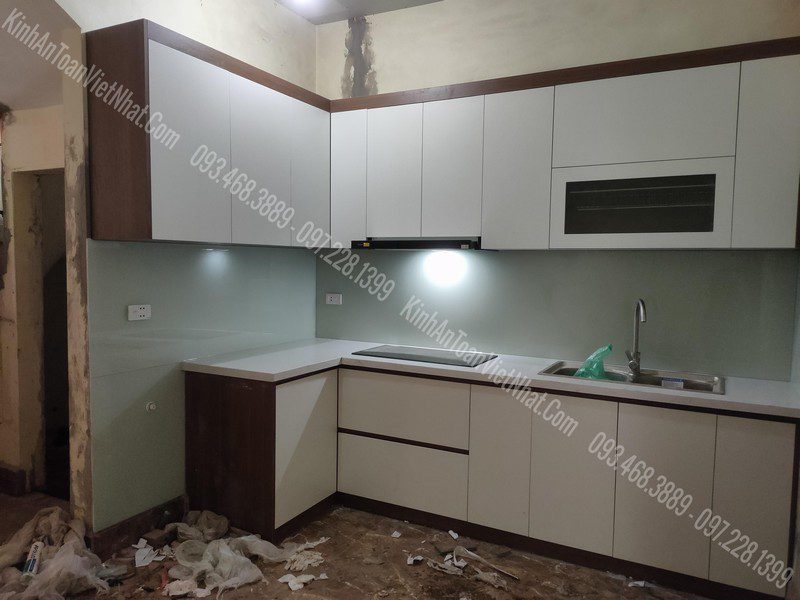 Kính Ốp Bếp Trắng Sữa thi công tại Mộ Lao - Hà Đông