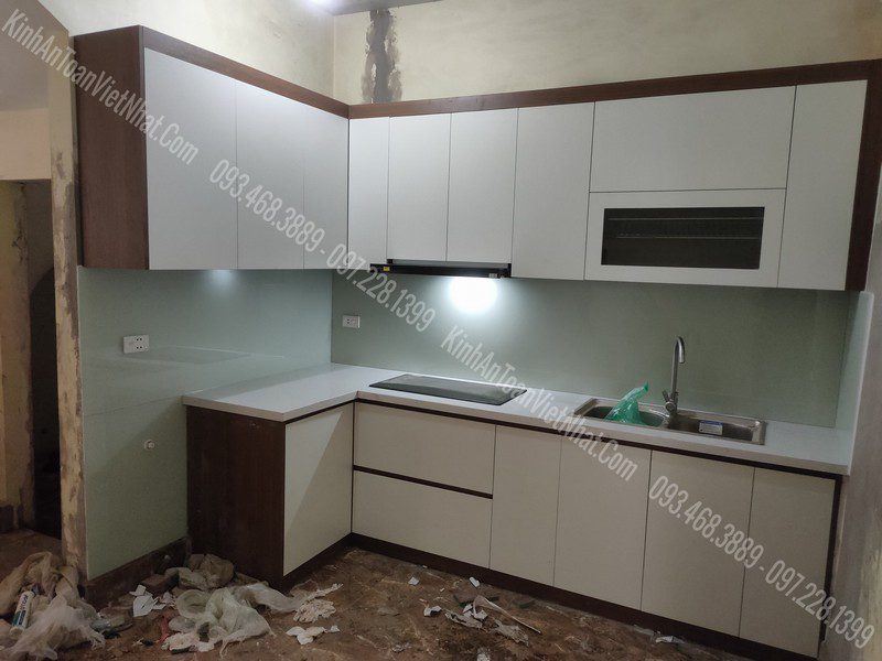 Kính Ốp Bếp Trắng Sữa thi công tại Mộ Lao - Hà Đông