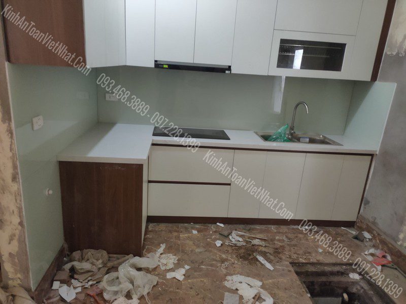 Kính Ốp Bếp Trắng Sữa thi công tại Mộ Lao - Hà Đông