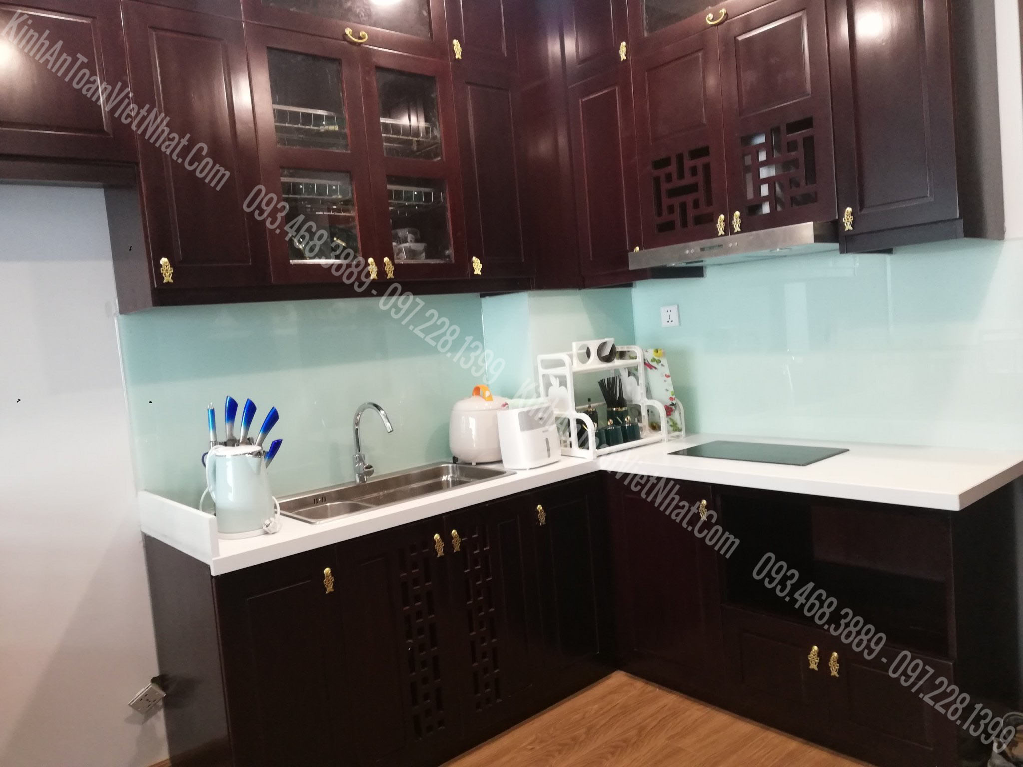 CTTB Kính Ốp Bếp Trắng Xanh lắp đặt tại Tây Tựu - Từ Liêm 