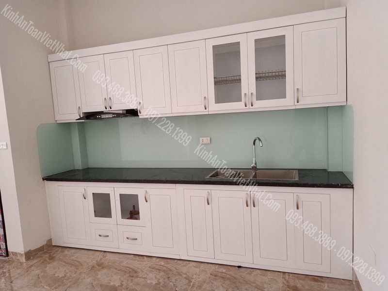CTTB Kính Ốp Bếp màu Trắng Xanh thi công tại Vĩnh Quỳnh - Thanh Trì