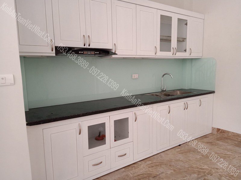 CTTB Kính Ốp Bếp màu Trắng Xanh thi công tại Vĩnh Quỳnh - Thanh Trì
