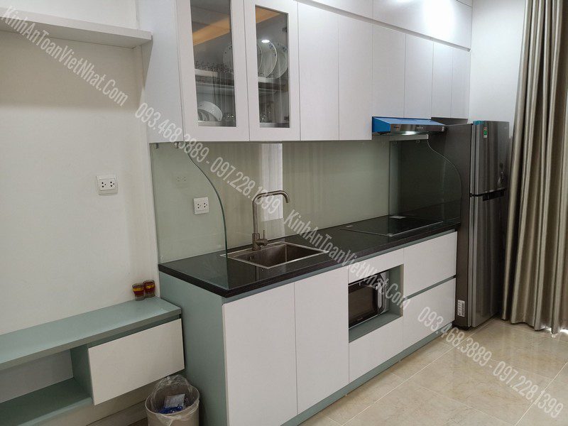 CTTB Kính Ốp Bếp màu Trắng Sữa thi công tai Trần Duy Hưng - Hà Nội 