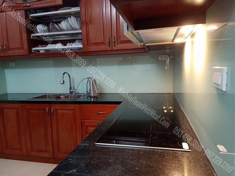 CTTB Kính Ốp Bếp màu Trắng Xanh thi công khách hàng tại Trần Quốc Hoàn - Cầu Giấy