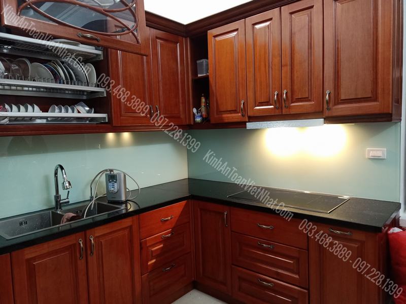 CTTB Kính Ốp Bếp màu Trắng Xanh thi công khách hàng tại Trần Quốc Hoàn - Cầu Giấy