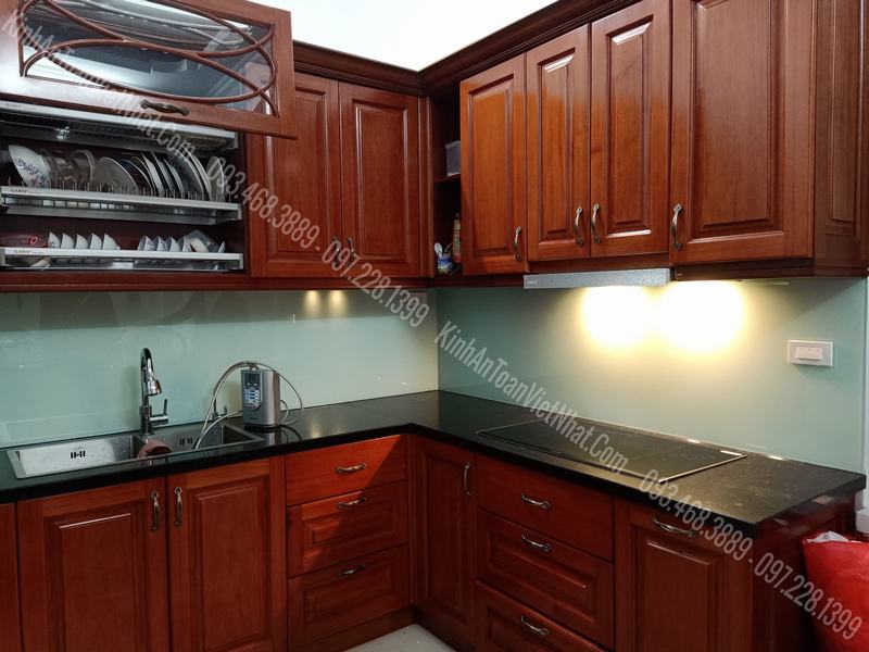 CTTB Kính Ốp Bếp màu Trắng Xanh thi công khách hàng tại Trần Quốc Hoàn - Cầu Giấy