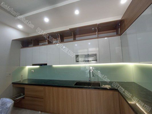 CTTB Kính Ốp Bếp màu Trắng Xanh lắp đặt khách hàng tại Dương Đình Nghệ - Cầu Giấy