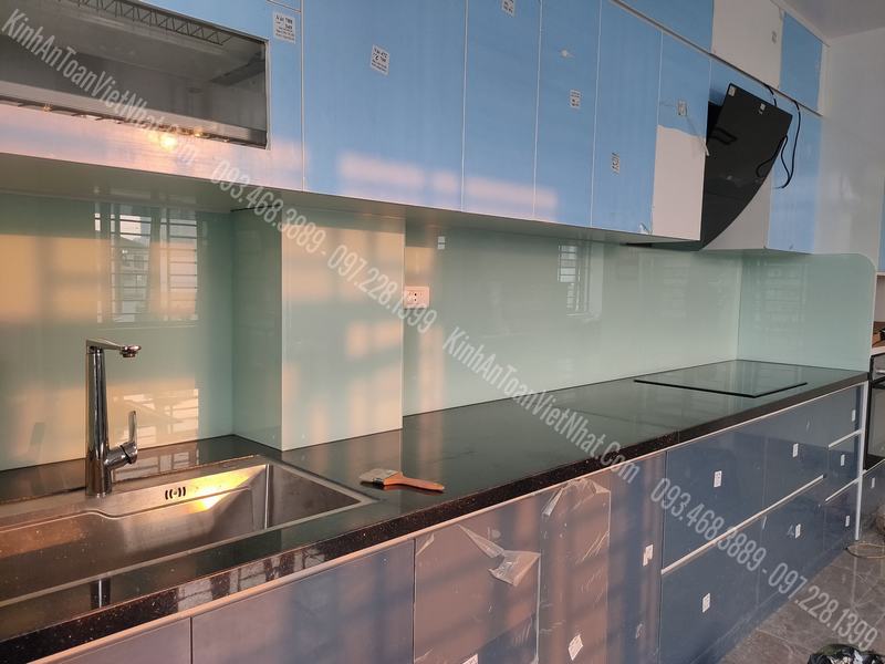 CTTB Kính Ốp Bếp màu Trắng Xanh thi công tại Trung Văn - Nam Từ Liêm