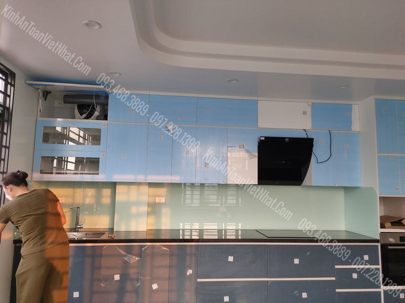 CTTB Kính Ốp Bếp màu Trắng Xanh thi công tại Trung Văn - Nam Từ Liêm