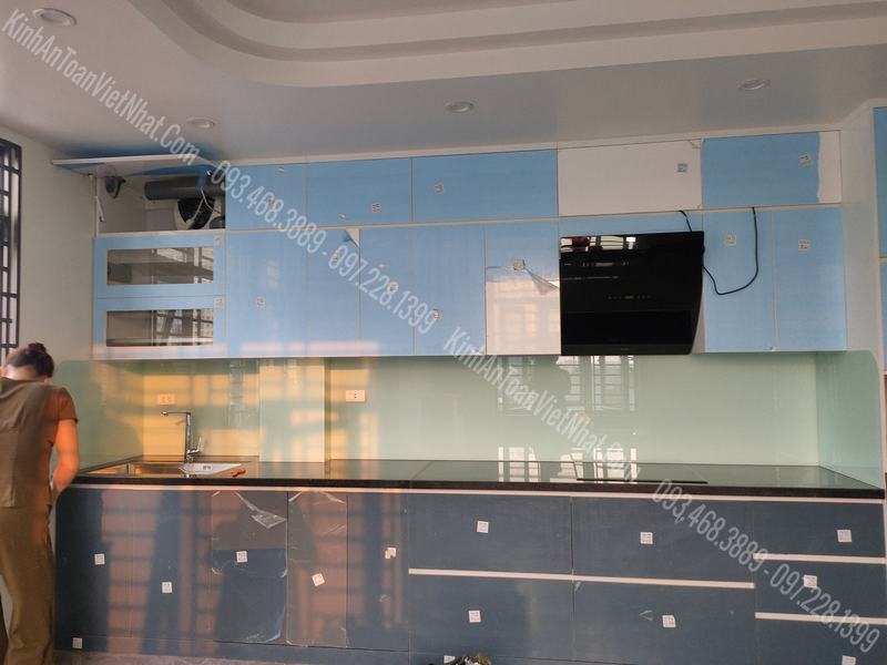 CTTB Kính Ốp Bếp màu Trắng Xanh thi công tại Trung Văn - Nam Từ Liêm