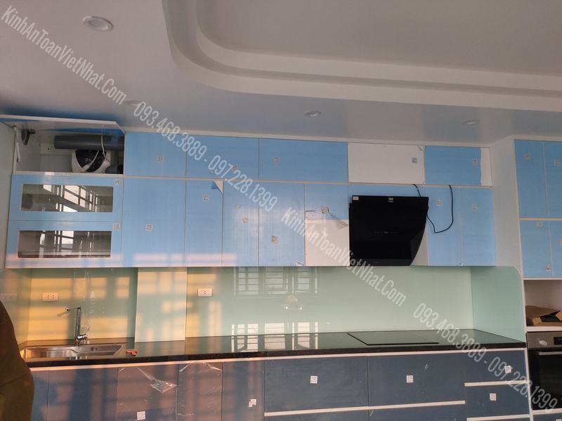 CTTB Kính Ốp Bếp màu Trắng Xanh thi công tại Trung Văn - Nam Từ Liêm