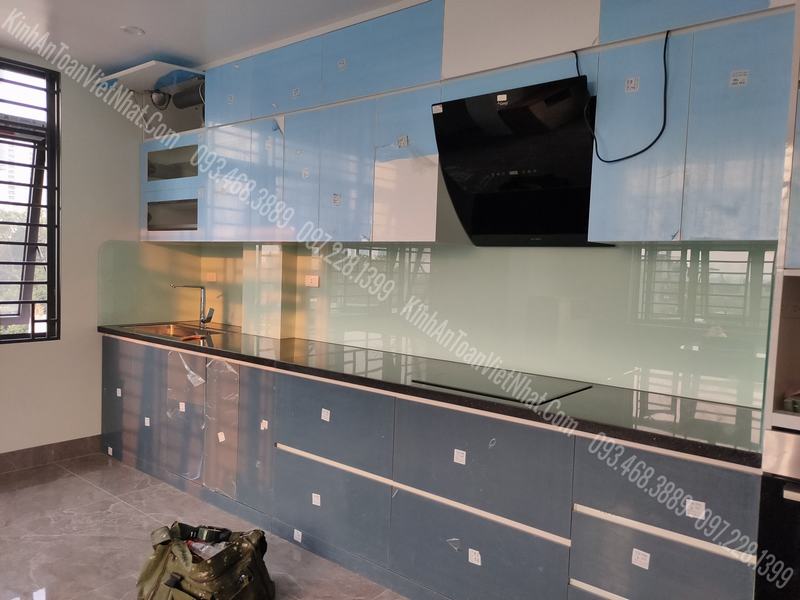CTTB Kính Ốp Bếp màu Trắng Xanh thi công tại Trung Văn - Nam Từ Liêm