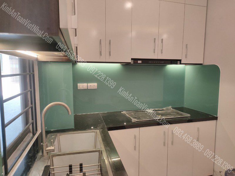 CTTB Kính ốp bếp Nhũ Xanh Ngọc thi công tại Phú Viên - Long Biên
