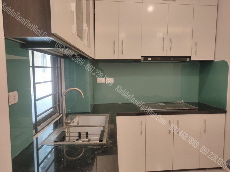 CTTB Kính ốp bếp Nhũ Xanh Ngọc thi công tại Phú Viên - Long Biên