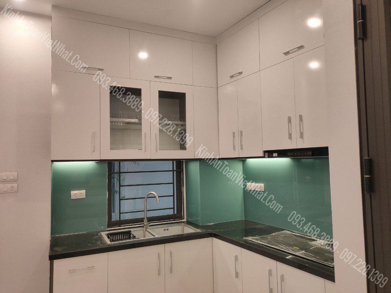CTTB Kính ốp bếp Nhũ Xanh Ngọc thi công tại Phú Viên - Long Biên