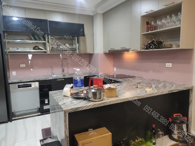 CTTB Kính ốp bếp Hồng Kim Sa thi công tại Landmak La Khê - Hà Đông 