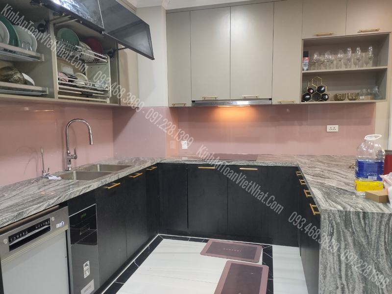 CTTB Kính ốp bếp Hồng Kim Sa thi công tại Landmak La Khê - Hà Đông 