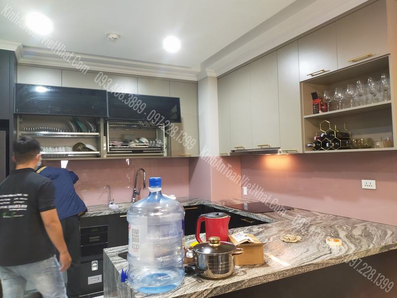 CTTB Kính ốp bếp Hồng Kim Sa thi công tại Landmak La Khê - Hà Đông