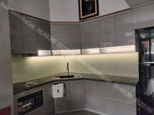 CTTB Kính ốp bếp màu Trắng Sữa Kim Sa lắp đặt tại Bái Sậy - Hưng Yên