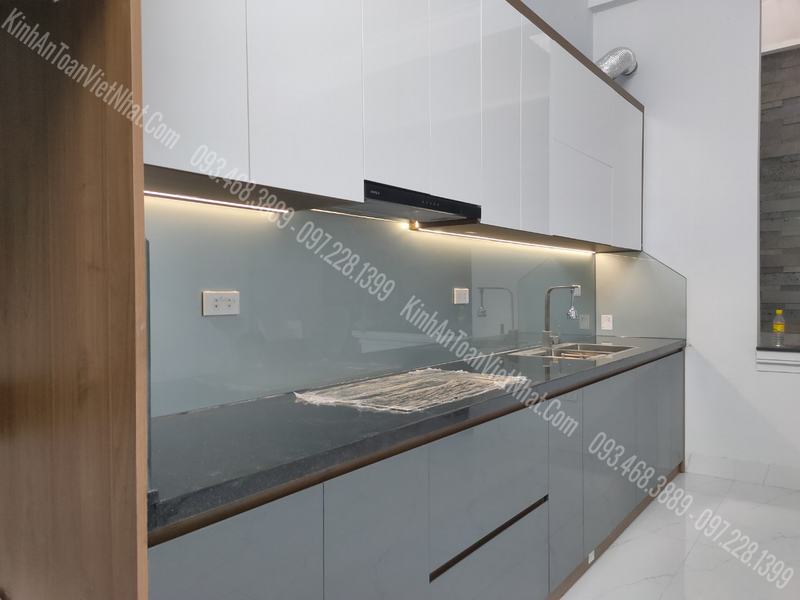 CTTB Kính ốp bếp màu Nhũ Bạc 03 thi công tại Đại Áng - Thanh Trì