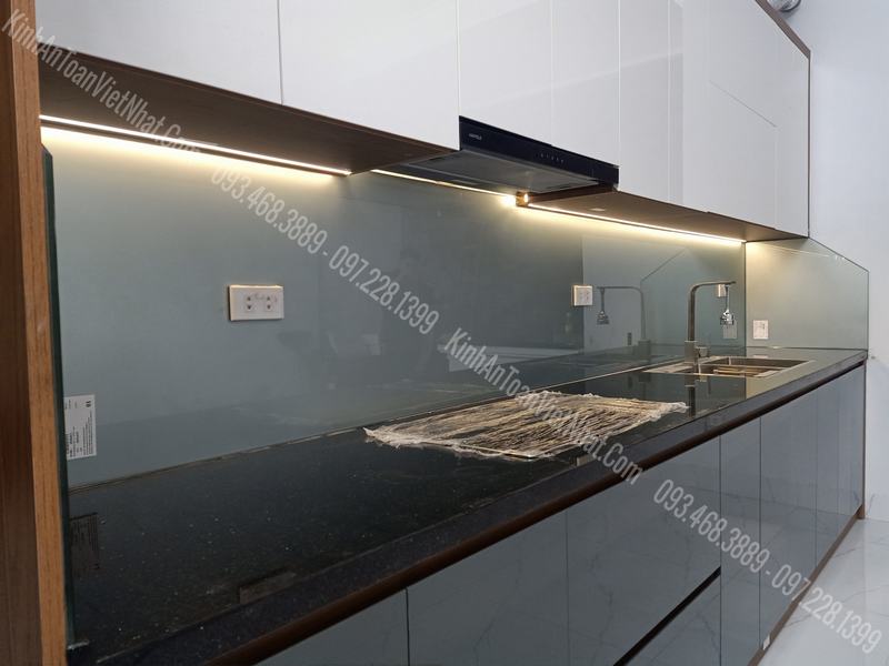 CTTB Kính ốp bếp màu Nhũ Bạc 03 thi công tại Đại Áng - Thanh Trì