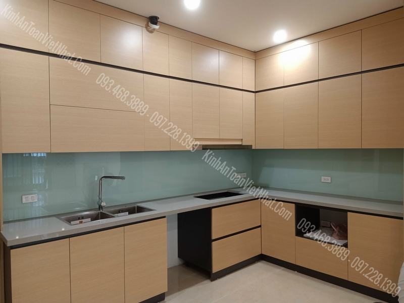 CTTB Kính ốp bếp màu Trắng Sữa thi công tại 33 Đốc Ngữ - Ba Đình