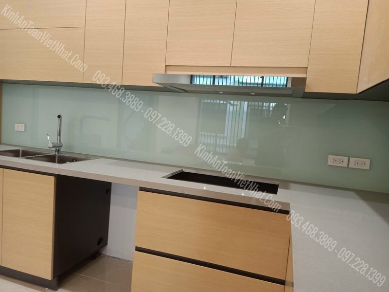 CTTB Kính ốp bếp màu Trắng Sữa thi công tại 33 Đốc Ngữ - Ba Đình