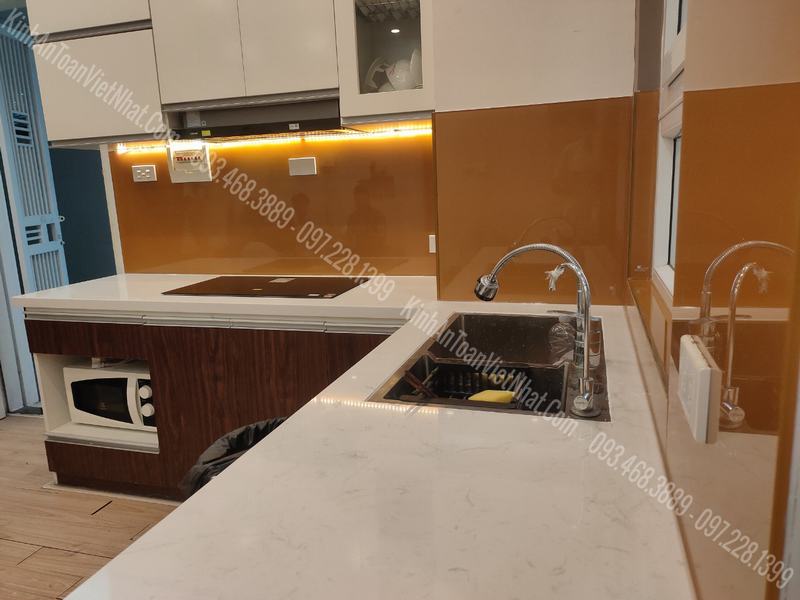 CTTB Kính ốp bếp Nhũ Cam Vàng thi công tại CT12C Kim Văn Kim Lũ - Hoàng Mai