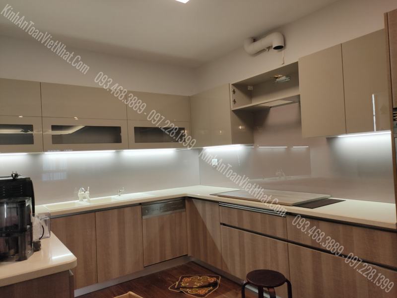 CTTB Kính ốp bếp Nhũ Hồng thi công tại Thụy Khuê - Tây Hồ