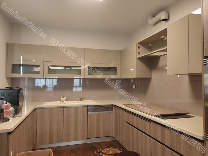 CTTB Kính ốp bếp Nhũ Hồng thi công tại Thụy Khuê - Tây Hồ