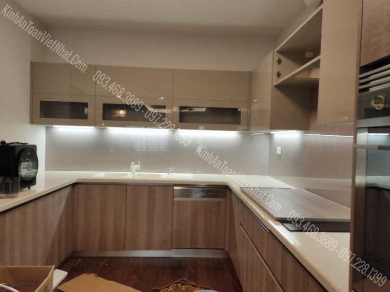 CTTB Kính ốp bếp Nhũ Hồng thi công tại Thụy Khuê - Tây Hồ
